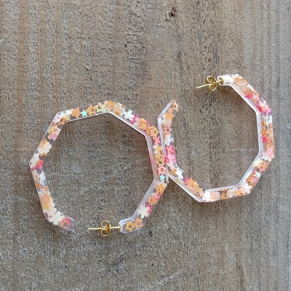 Coral, orange and yellow geometric resin hoop earrings - Picture 5 of 5